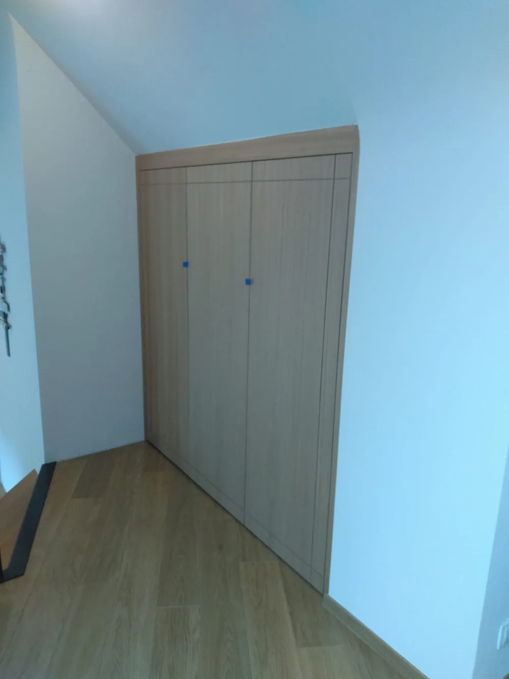 Placards sous rampant en plaqué chêne — Dressing en bois massif