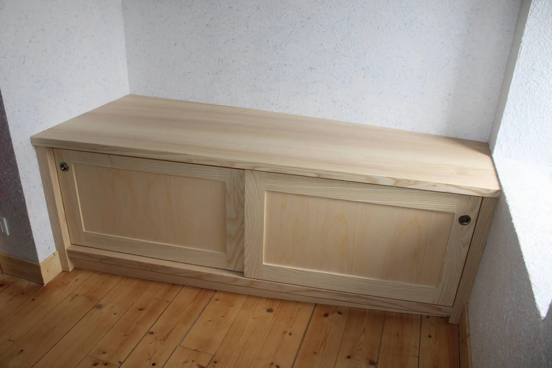 Meuble de rangement en frêne, portes coulissantes — Mobilier (vue 3)