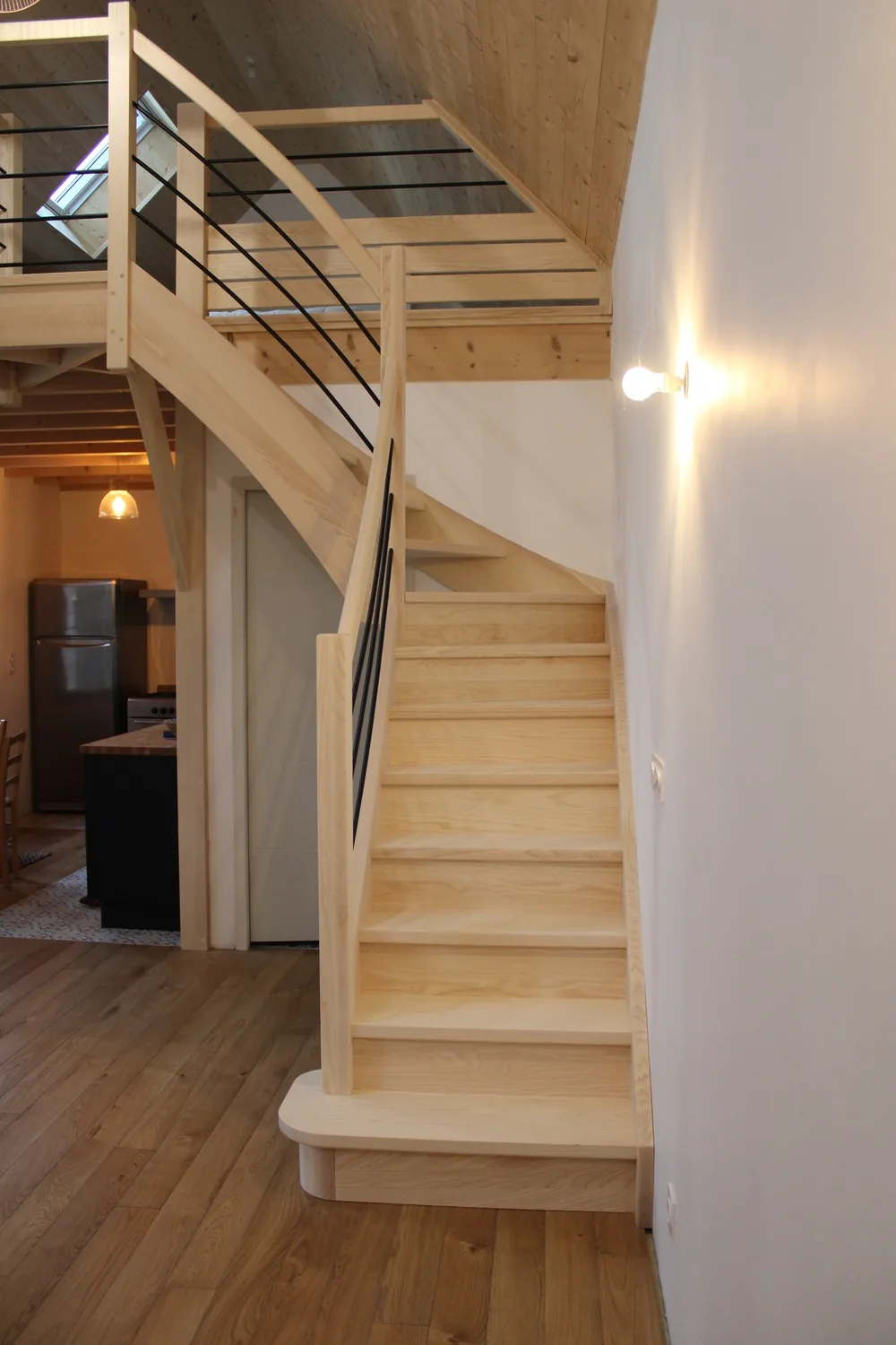 Escalier quart tournant en frêne finition brute — Escalier en bois massif