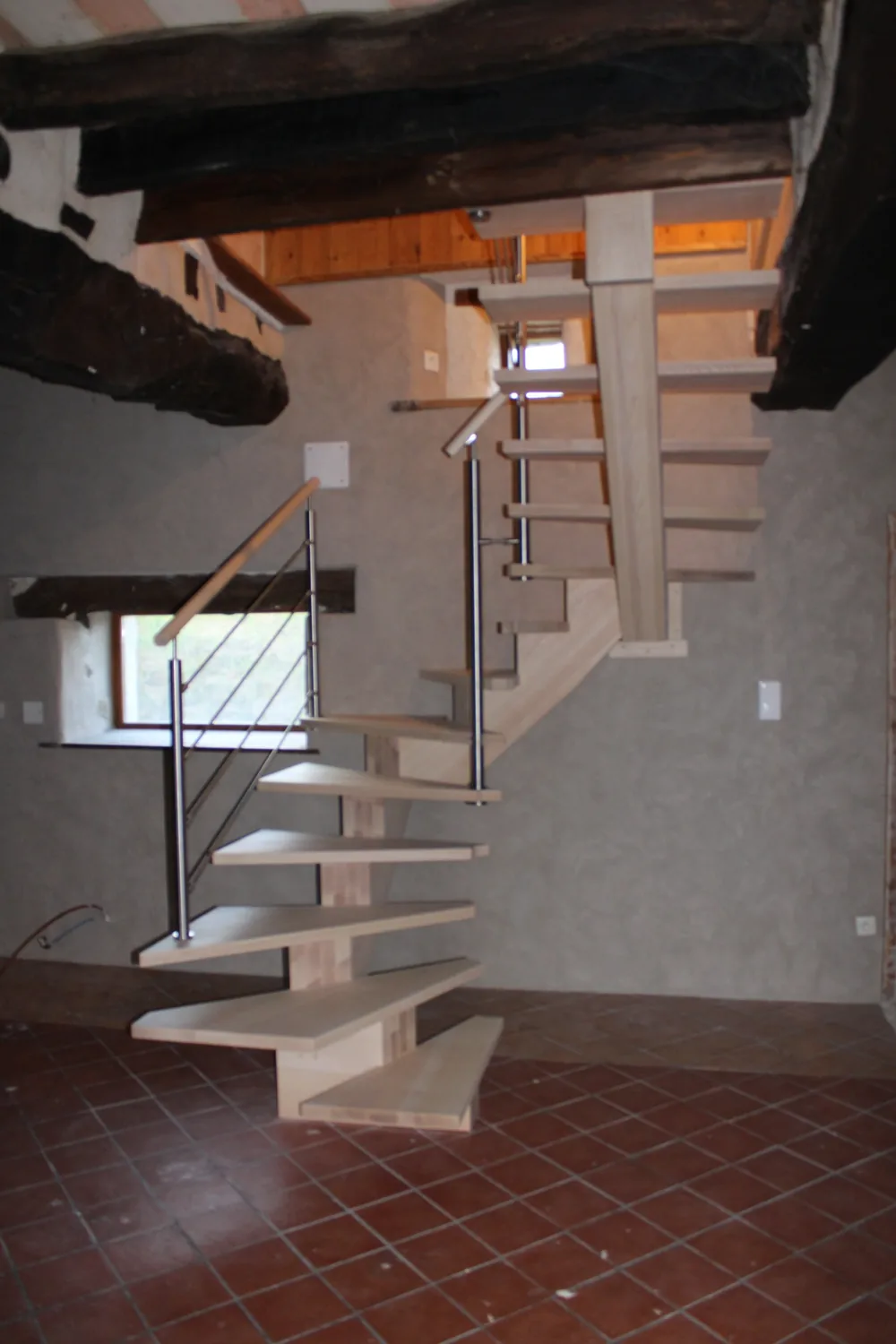 Escalier triple quart tournant en frêne — Escalier en bois massif