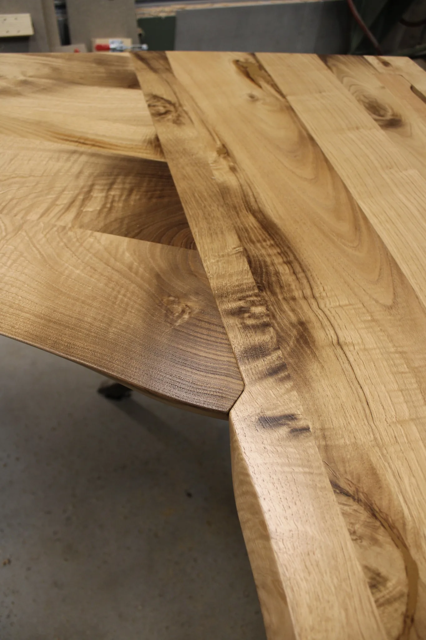 Bureau, banquette et rangement en châtaigné — Mobilier (vue 2)