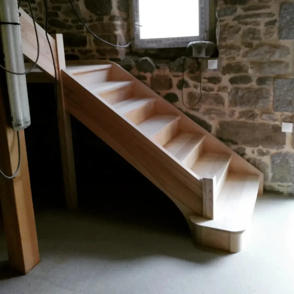 Escalier quart tournant droit en frêne Olivier — Escalier en bois massif