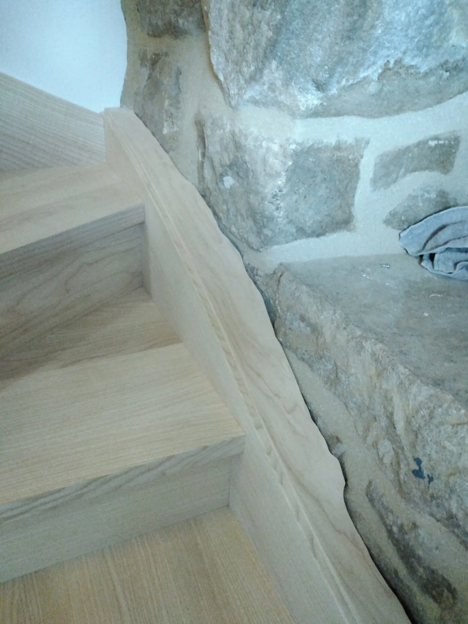 Escalier en frêne finition brut — Escalier (vue 7)