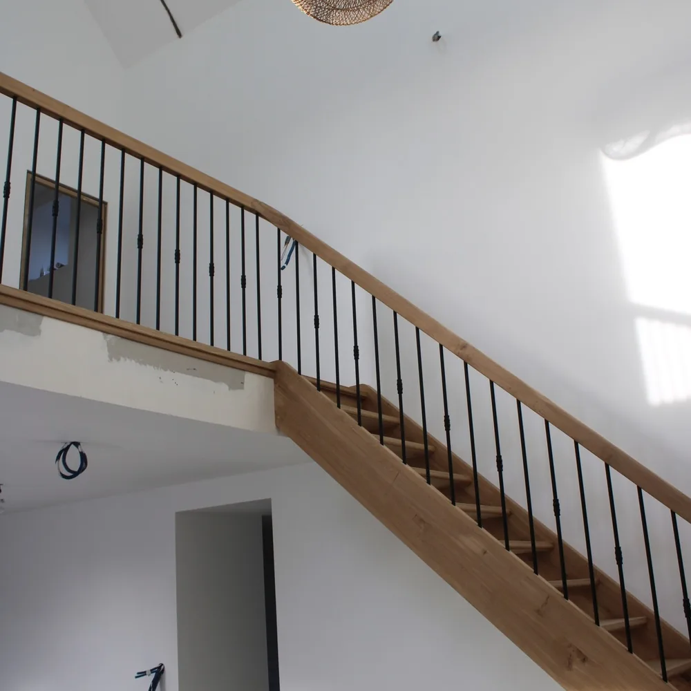 Escalier chêne, balustres acier noir — Escalier en bois massif
