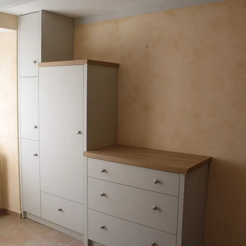 Cache-compteur, penderie et commode en mélaminé — Dressing en bois massif