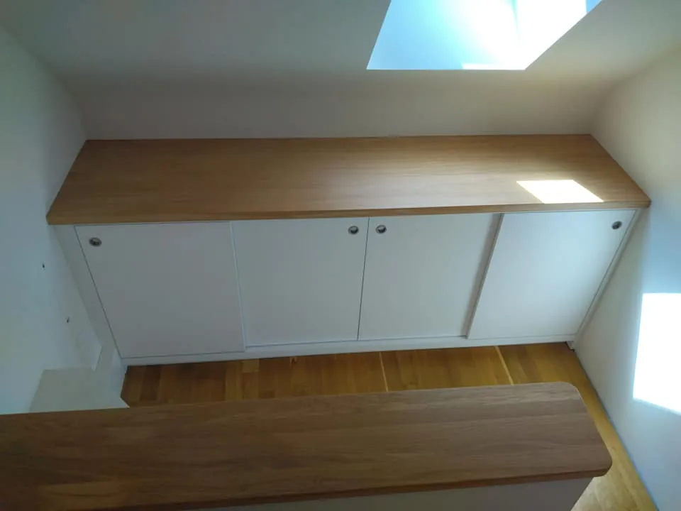 Meuble bas 4 portes coulissantes en MDF laqué blanc — Mobilier en bois massif