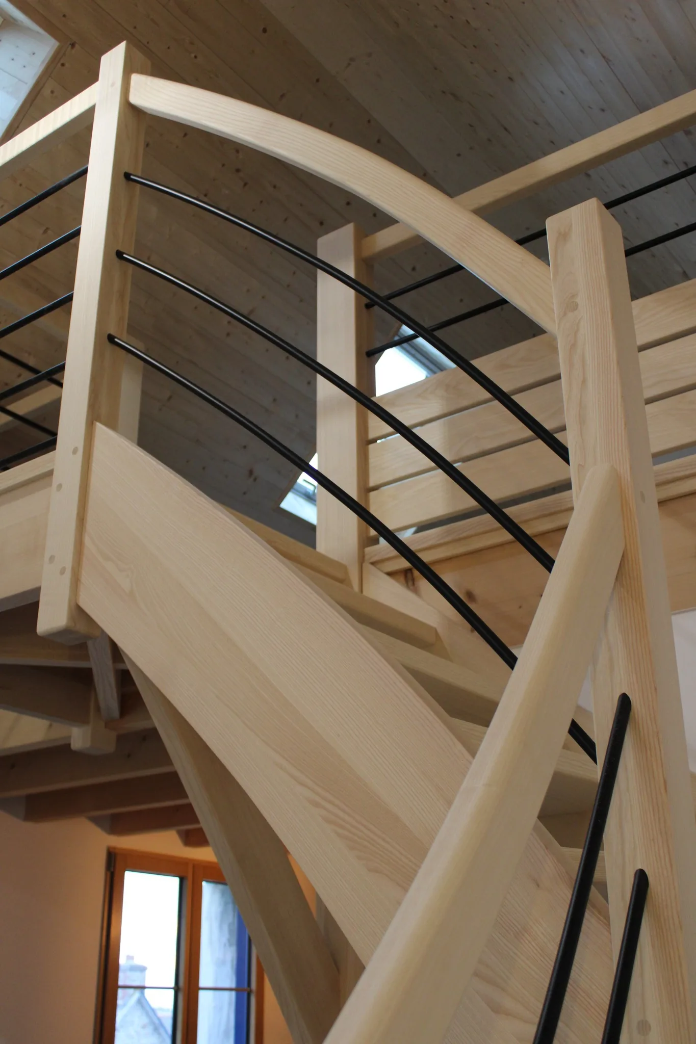 Escalier quart tournant en frêne finition brut — Escalier (vue 4)