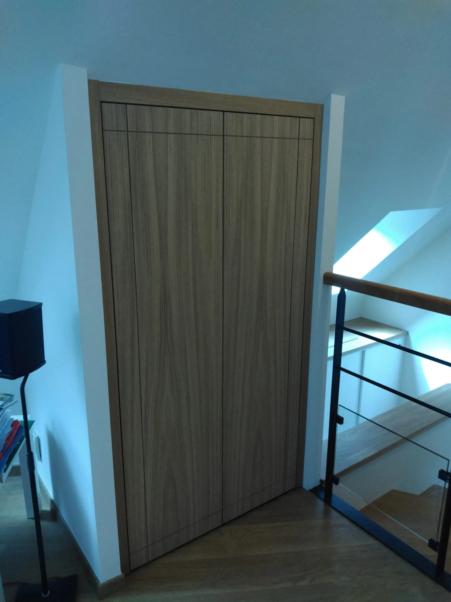 Placards sous rampant en plaqué chêne — Dressing (vue 2)