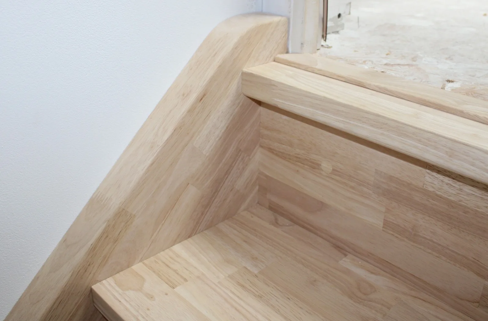 Escalier droit en Hévéa abouté — Escalier (vue 4)